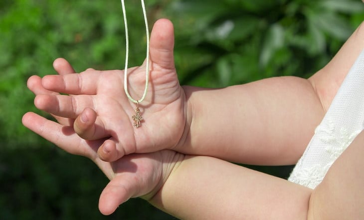 Pour quelle médaille de baptême opter pour son bébé ?