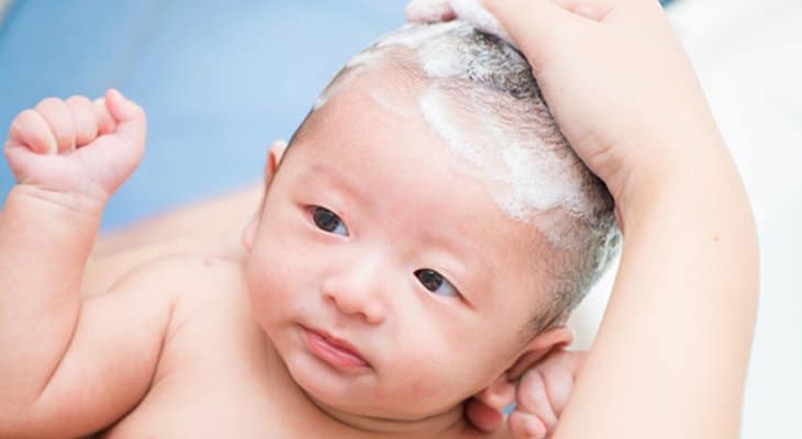 7 conseils au moment de laver les cheveux de bébé