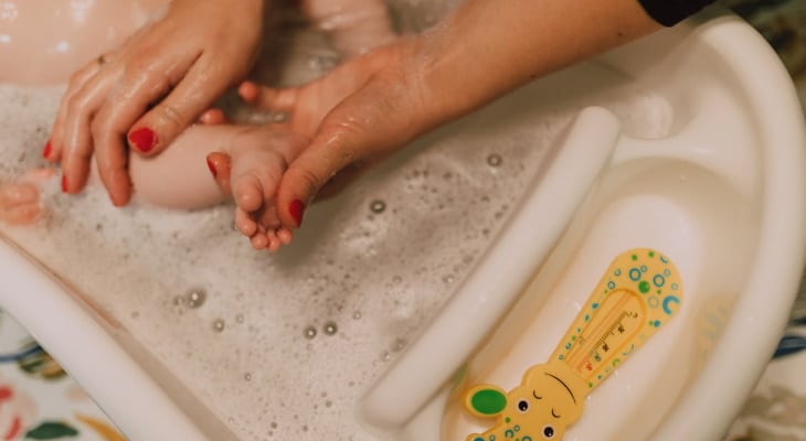 Comment la routine de l’heure du bain peut aider à mettre les bébés et les tout-petits au lit