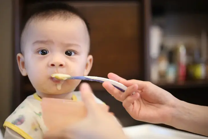 Quand les bébés cessent-ils de boire du lait maternisé ? Conseils opportuns pour le sevrage