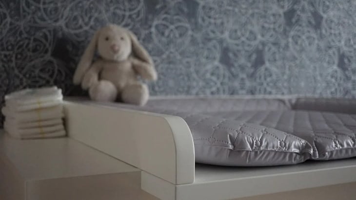 19 façons de garder votre bébé ou votre tout-petit heureux pendant les changements de couche