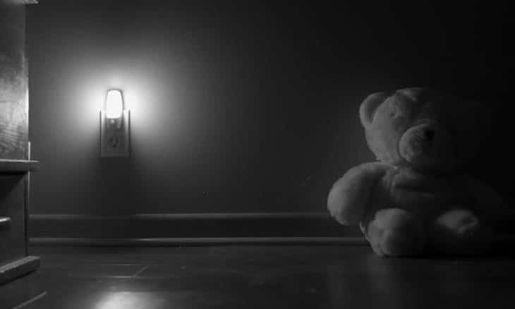 Aide au sommeil des tout-petits : Peut-on utiliser une veilleuse ?