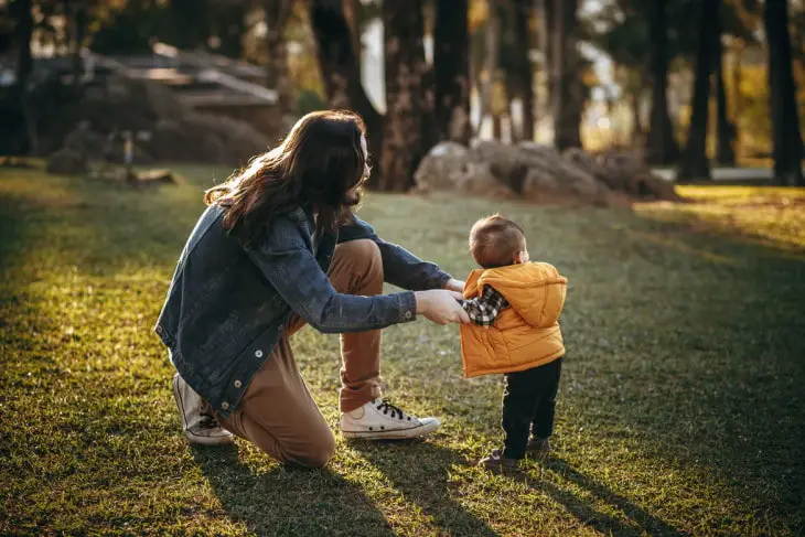 Raisons pour lesquelles les parents ne devraient pas forcer leur bébé à marcher avant l’heure