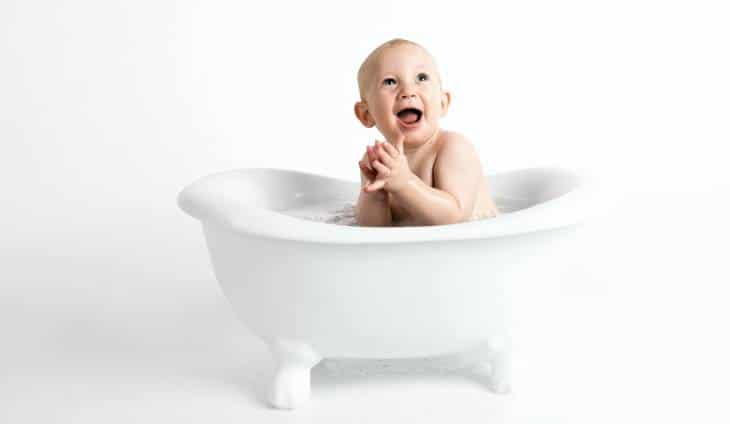 Baignoire bébé sur pied : Nos astuces pour réussir votre choix