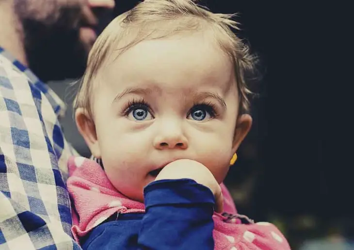 Choisir une médaille de baptême fille : découvrez notre guide